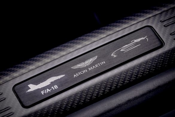 Aston Martin V12 Speedster: Bond, Batman og Top Gun